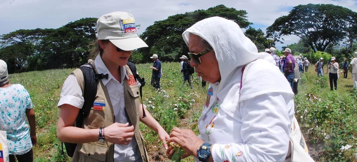 Inspections and discussions at Día de Campo (field day), Espinal, Colombia 2015