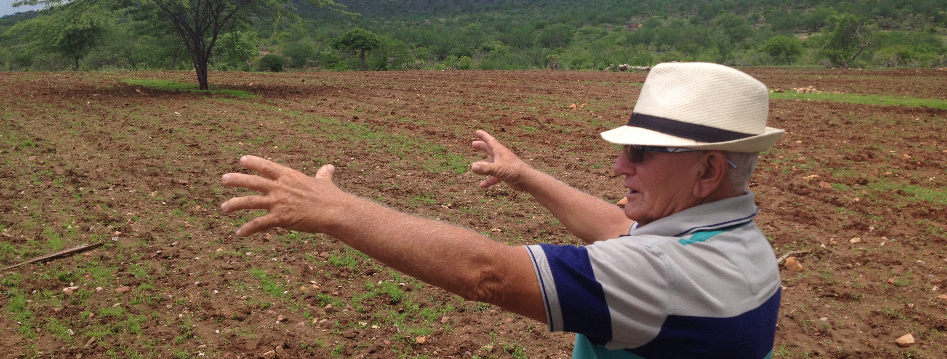 Manuel Siqueira de Melo (Lino), ADEC, explicando sus plantaciones orgánicas en fajas, Tauá, Ceará, Brazil 2016