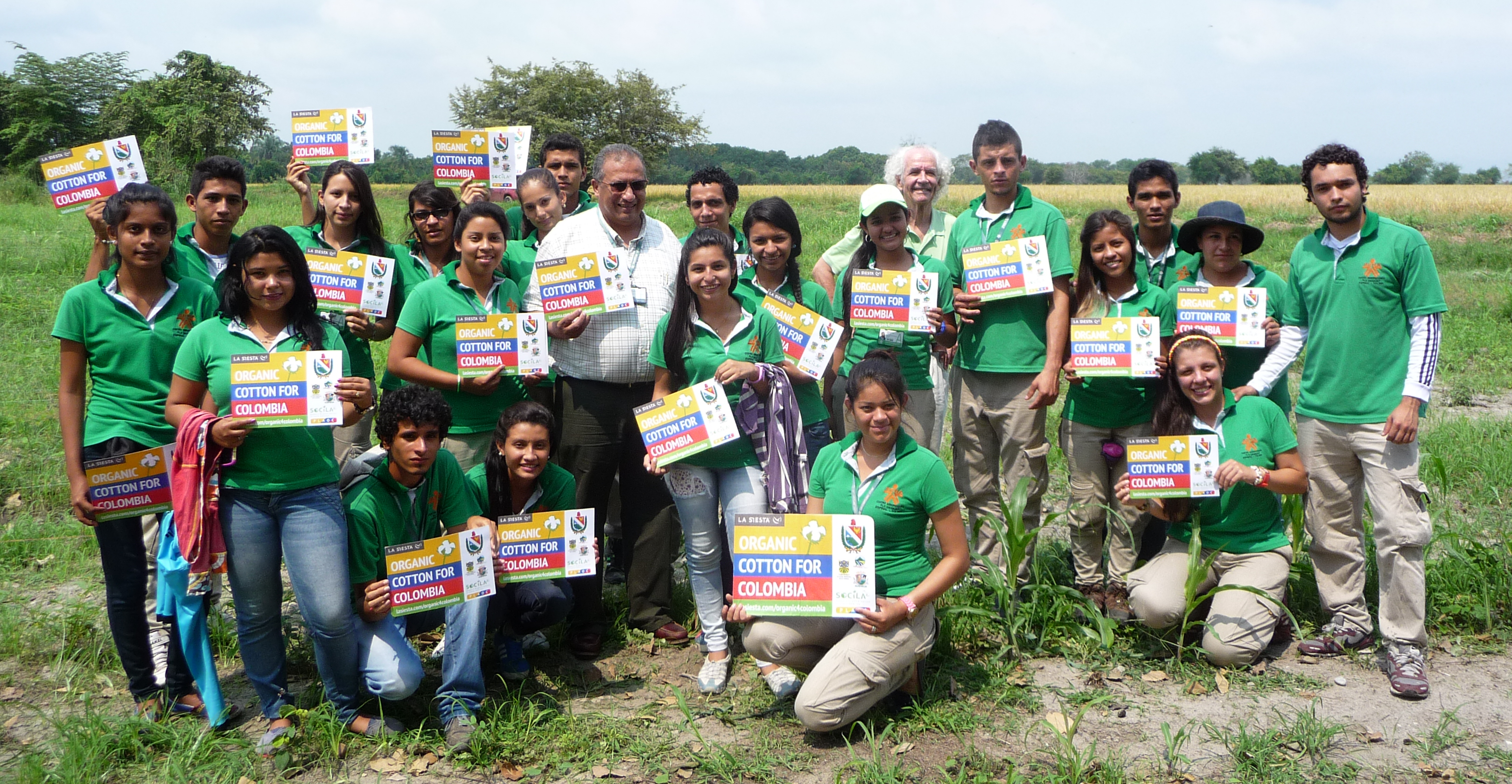 Pedro Eduardo Fontal con aprendices del SENA en campo experimental algodón orgánico, Espinal Colombia