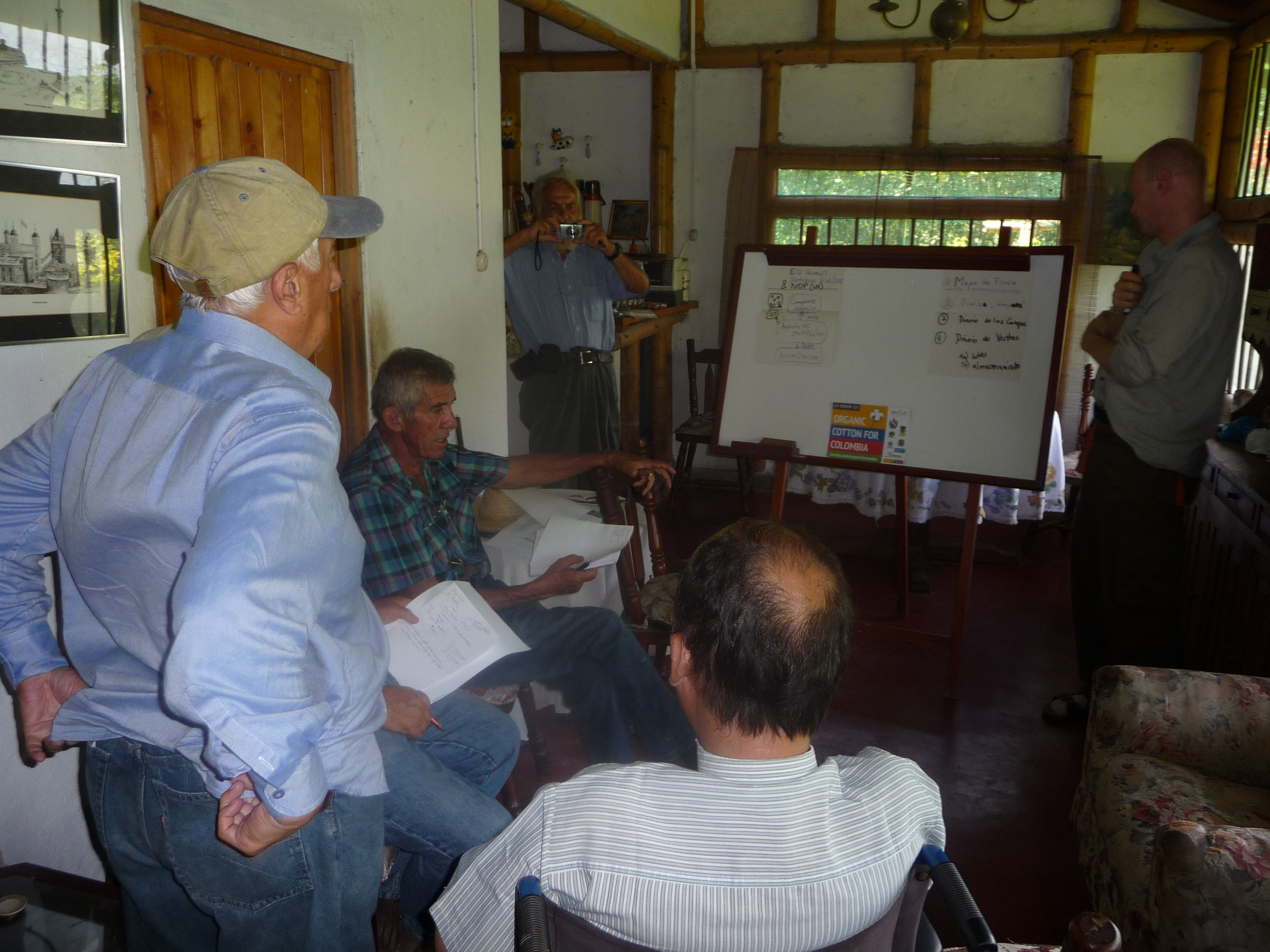 Jens Soth, Helvetas, en presentación a grupo de agricultores, Espinal, Colombia 2015